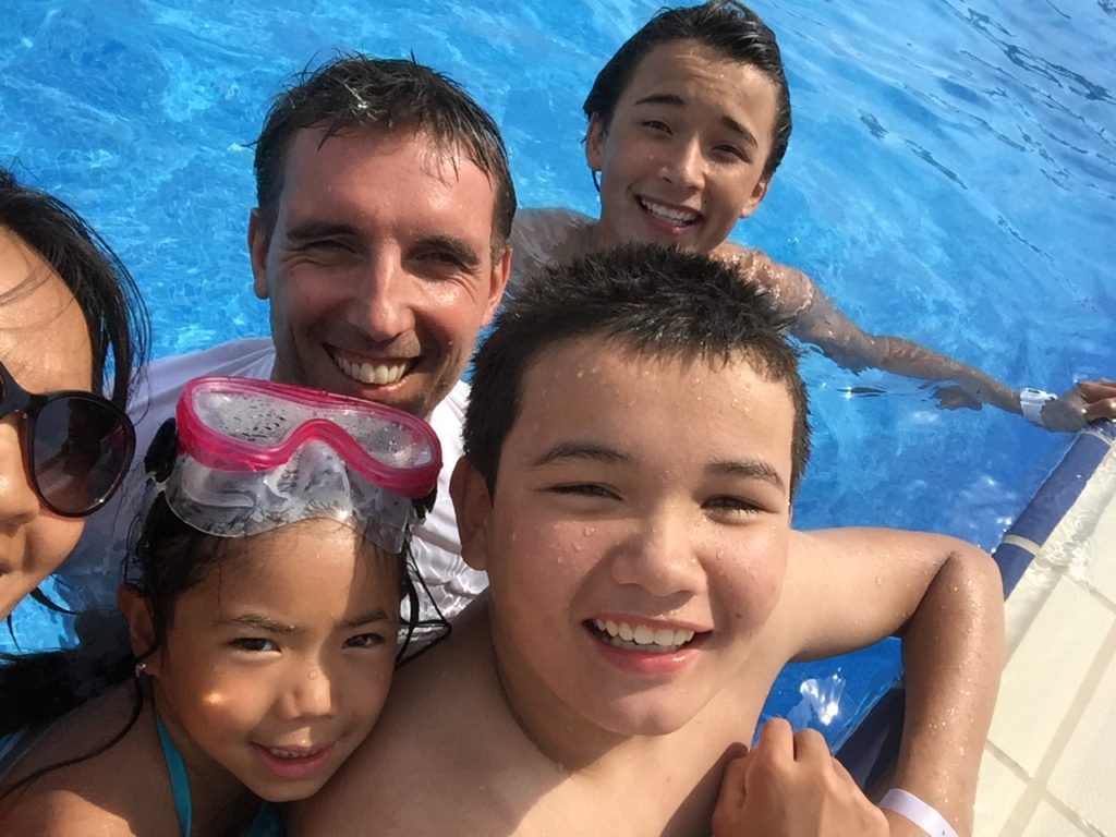 Photo famille en piscine
